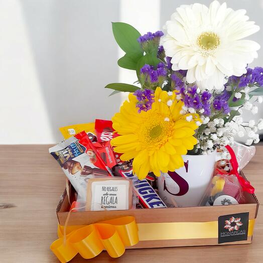 Caja con taza personalizada, flores y chocolates