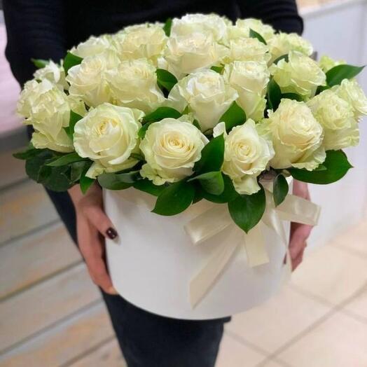 Белые розы в коробке