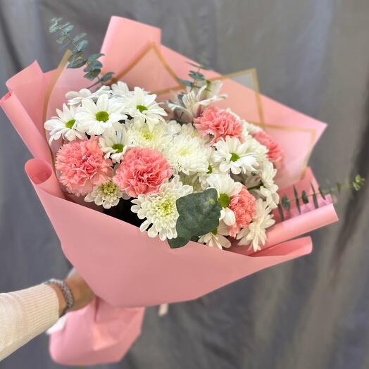 Bouquet of flowers: chrysanthemums, dianthus, eucalyptus (6565)