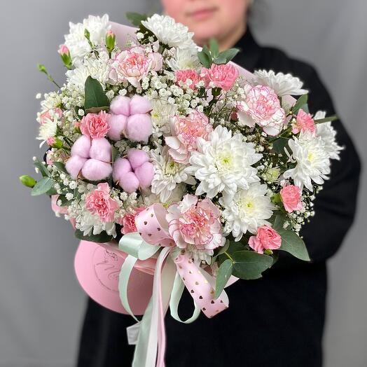 Flores en Caja de crisantemos, Dianthus,algodón, eucalipto y gypsophila.472 Milin bouquet
