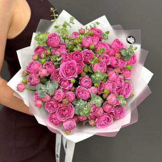 Кустовые пионовидные розы Мисти Баблз с эвкалиптом (размер М)