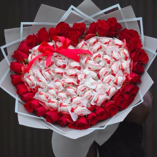 Букет сердце из роз и Raffaello