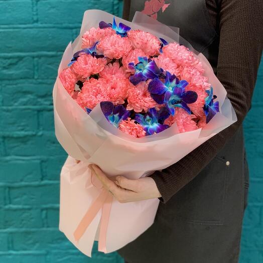 Букет из розовых хризантем и орхидеи космос