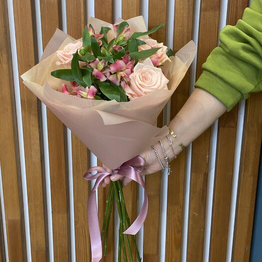 Bouquet of roses and alstroemeria