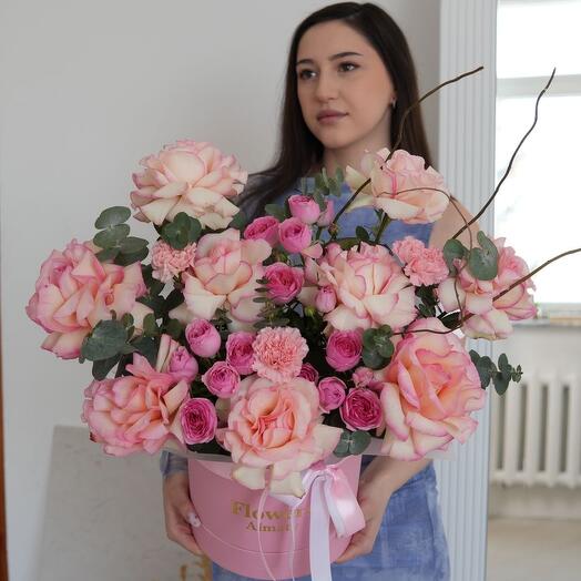 Композиция в коробке с розами