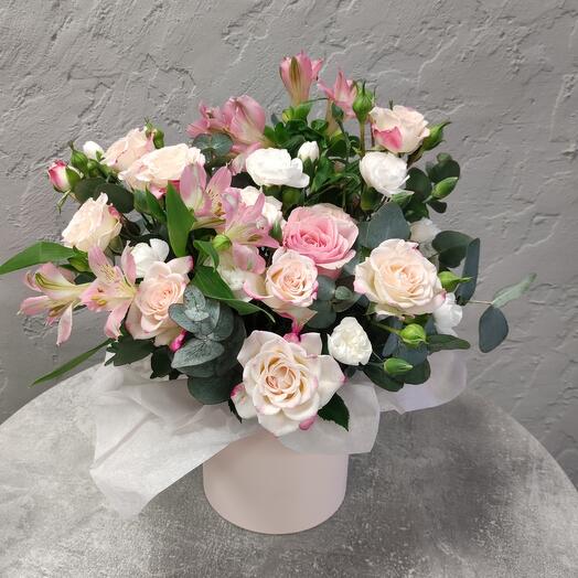 Композиция "Розовые грёзы" (Роза одноголовая, кустовые розы Рефлекс, кустовые диантусы, альстромерия, эвкалипт) для Мамы