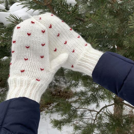 Варежки с сердечками ручной работы