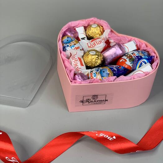 Подарочный набор в коробке сердце с киндерами, размер XS