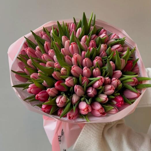 Розовые тюльпаны в круглом оформлении