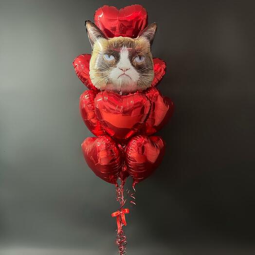 Воздушные шары красные сердца и сердитый кот Grumpy cat