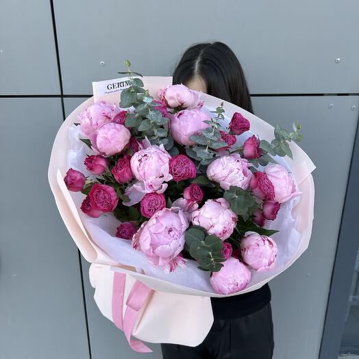 Пионы с кустовыми розами Big