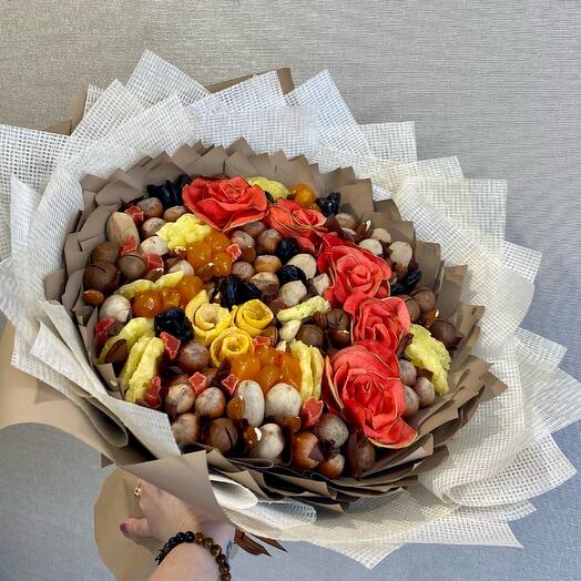 Букет с  фрипсовыми розами сухофруктами и орехами