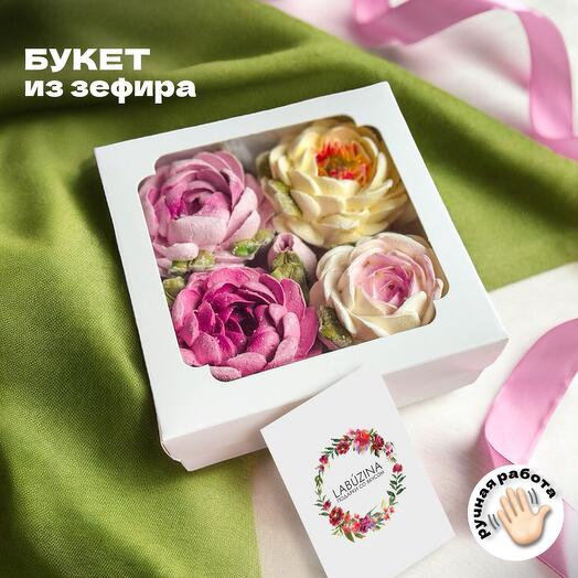 Подарок девушке пионы, сладкий презент зефир