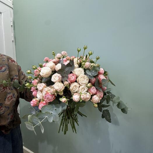 Букет с эвкалиптом и кустовые розы