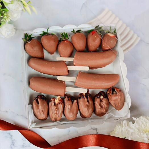 Клубника, бананы и финики в шоколаде