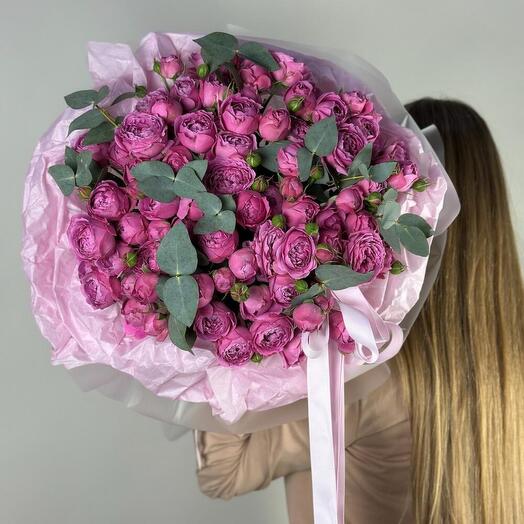 Стильный розовый огромный букет пышных пионовидных роз Misty bubles размер XL