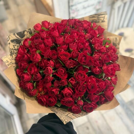 Букет из 49 красных кустовых роз