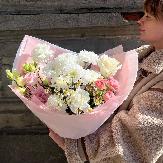 Нежный авторский букет с летней ромашкой, пушистой эустомой и пионовидными розами