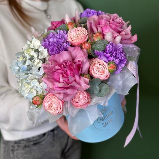 Голубая гортензия ,эквадорские розы кантри ,кустовые розы и диантусы в голубой коробочке