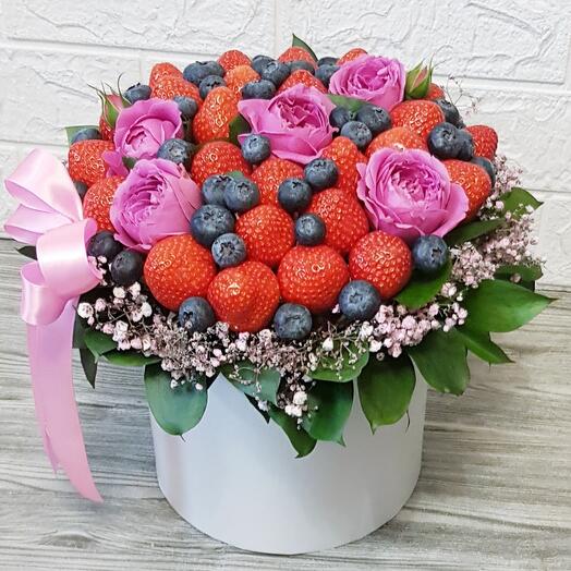 Клубника и розы в шляпной коробке🍓