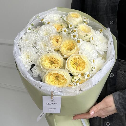 Букет сборный из кустовых пионовидных роз, ромашки и хризантем (арт. 3658)