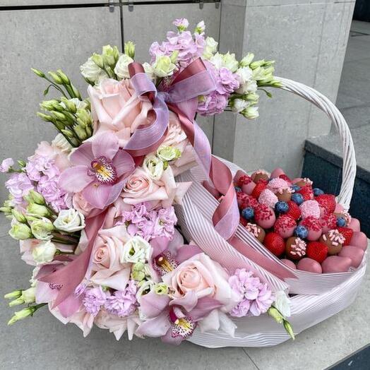 Корзина с цветами и клубника в шоколаде