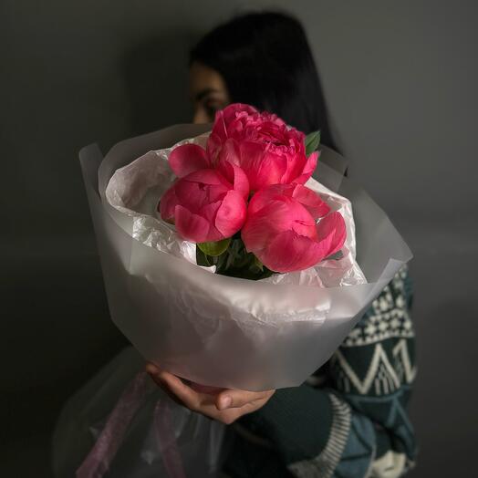 Букет с коралловыми пионами