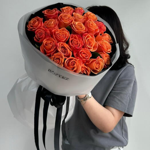 Моно букет из 25 оранжевых роз