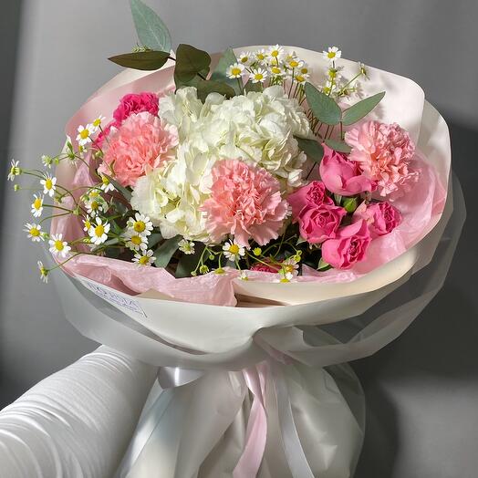 Букет с гортензией, диантусами, ромашками, эвкалиптом (11)(21)(16)(10)