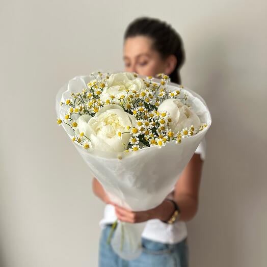 Нежный букет с ромашками и белыми пионами PEONY42