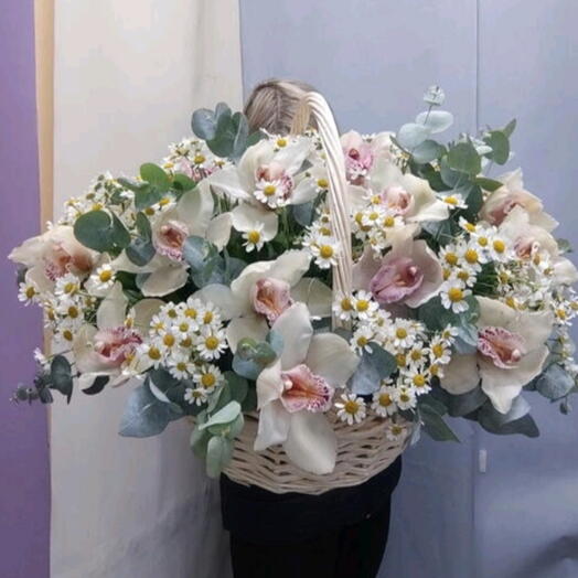 Композиция в корзине с ромашками полевыми кустовыми с орхидеями и эвкалиптом
