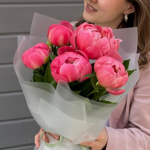 Букет из 5 коралловых пионов