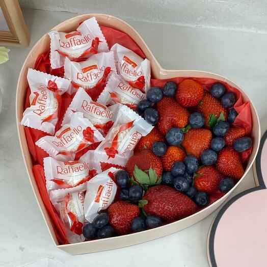 Подарочный набор ягоды и конфеты(клубника, голубика, Рафаэлло) в коробке сердце ♥️