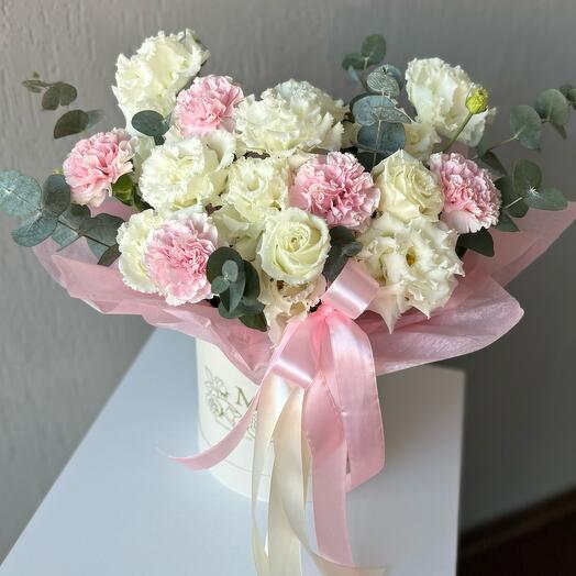 Цветы в шляпной коробке 🌸Нежная белая эустома и розовый диантус