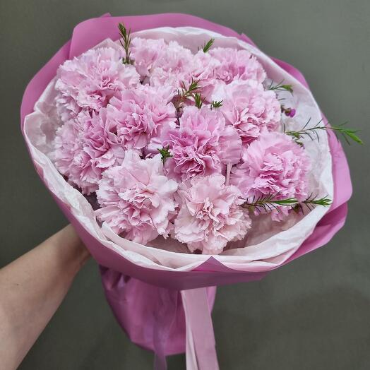 Розовые диантусы с хамелациумом