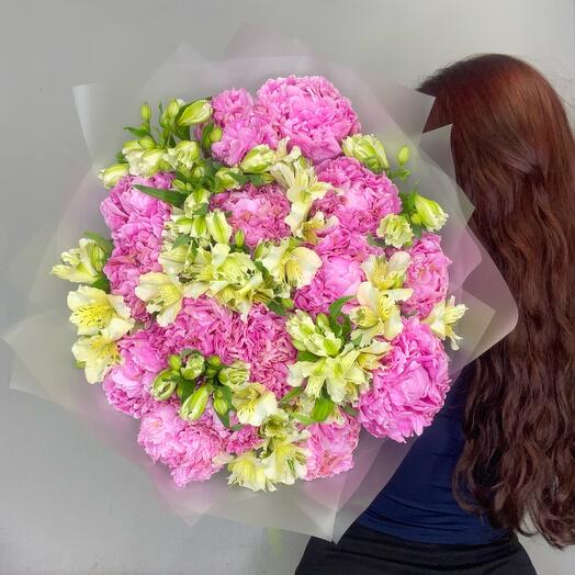 Букет с пионами и альстромерией