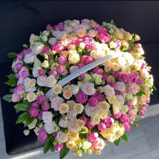 Корзина с кустовыми розами🌷🌷