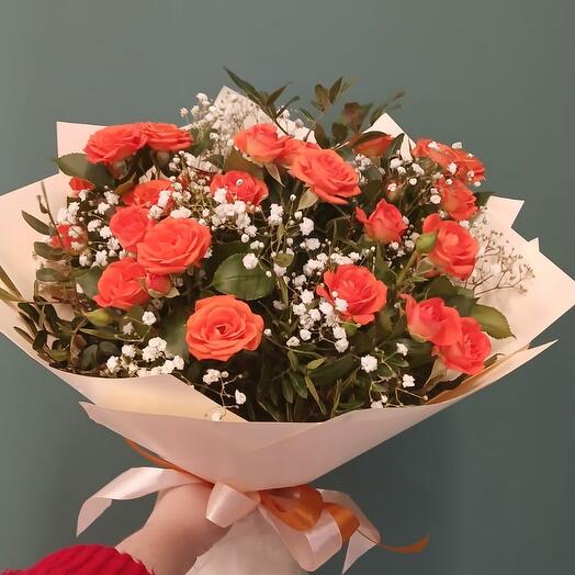 Букет из кустовой оранжевой розы