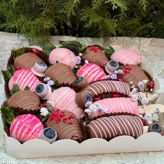 Клубника в 🍫с голубикой