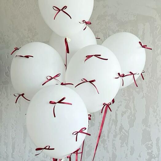 Фонтан белых шаров с бантиками