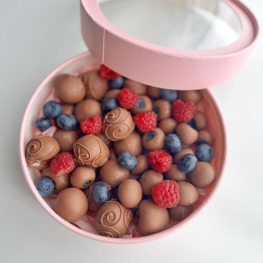 Малина и черника в шоколаде