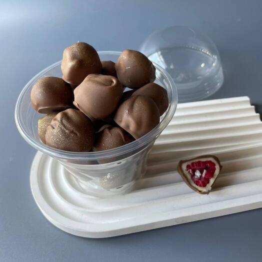 Малина в шоколаде в стакане