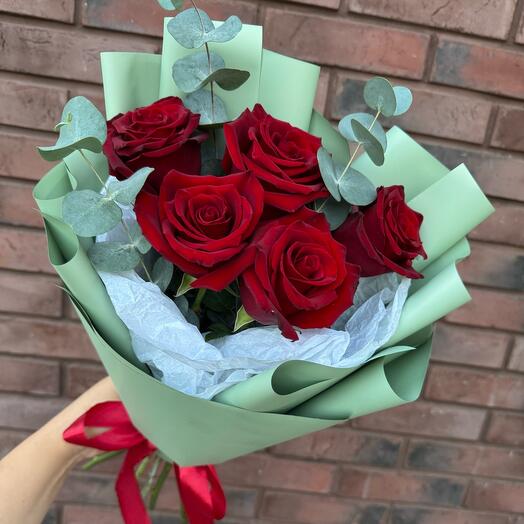 Букет из 5 роз с эвкалиптом 🌹
