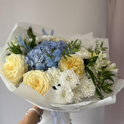 Букет с розами и гортензией