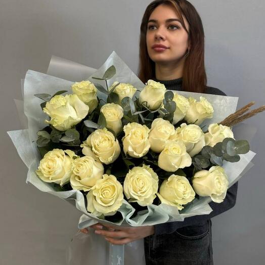 Большой букет белых роз