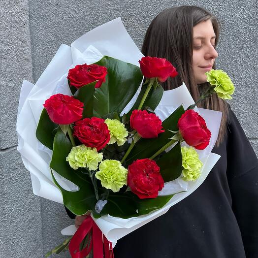 Букет "Современная классика" в коробке: пионовидная роза Ред Ай 7 шт, гвоздика 5 шт, лист монстеры