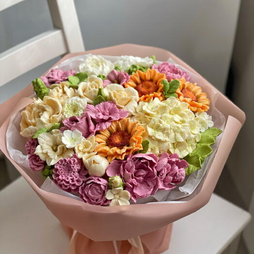 Букет среднего размера с подсолнухами и гортензией для любимой, на день рождения и торжество