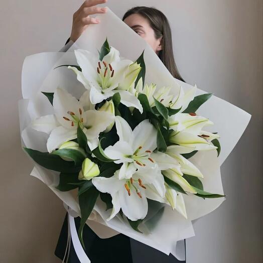 Белые лилии