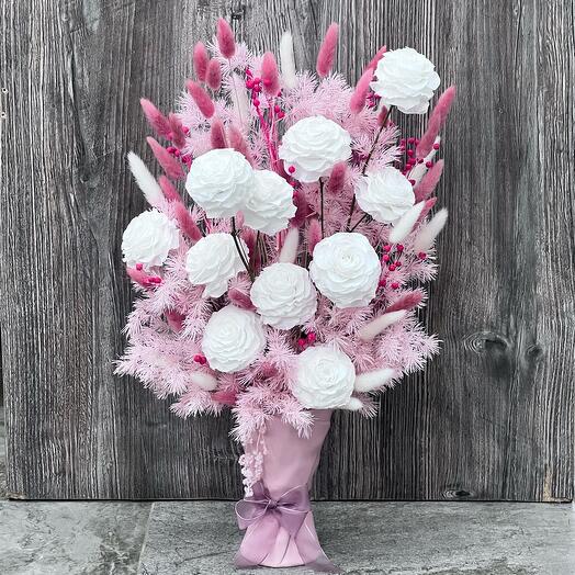 «Мисс Диор» композиция-букет из стабилизированных цветов и растений в керамической вазе - живет 5 лет