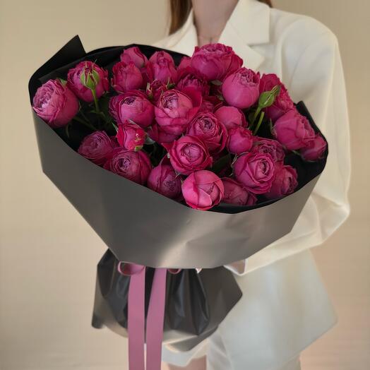 Букет с кустовой пионовидной розой